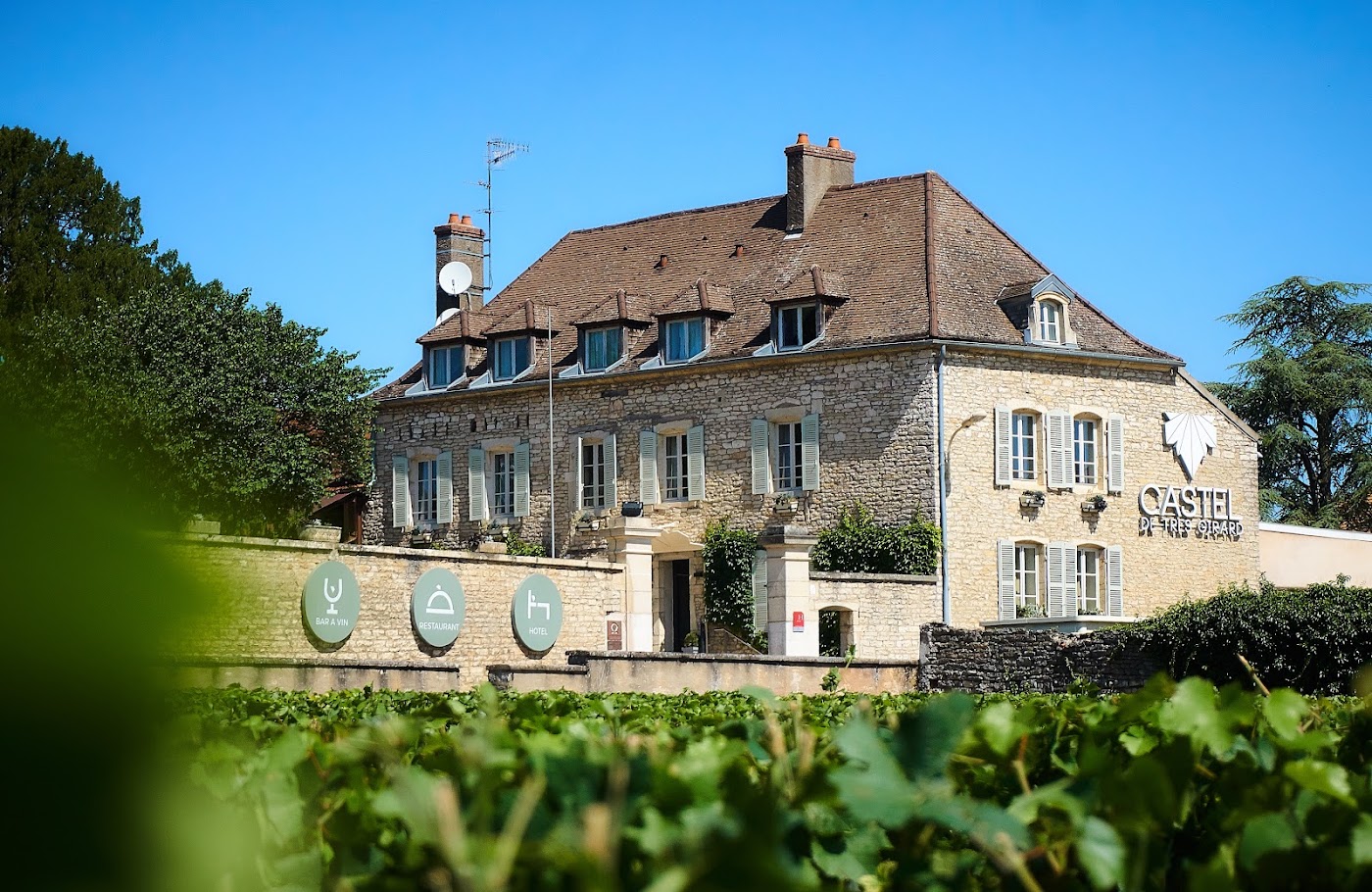 Castel de Très Girard, dog-friendly hotel in Burgundy