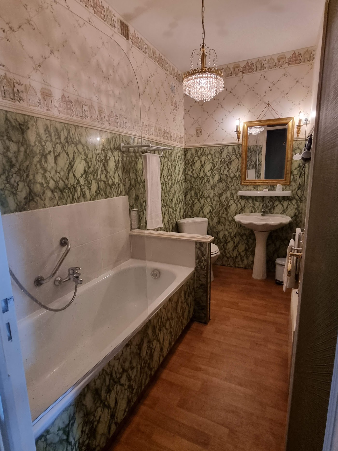 Château de l'Aubrière, dog-friendly hotel, photo 5