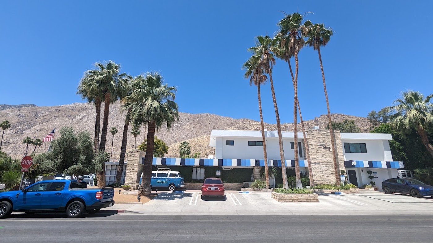 Holiday House Palm Springs, dog-friendly hotel, photo 2