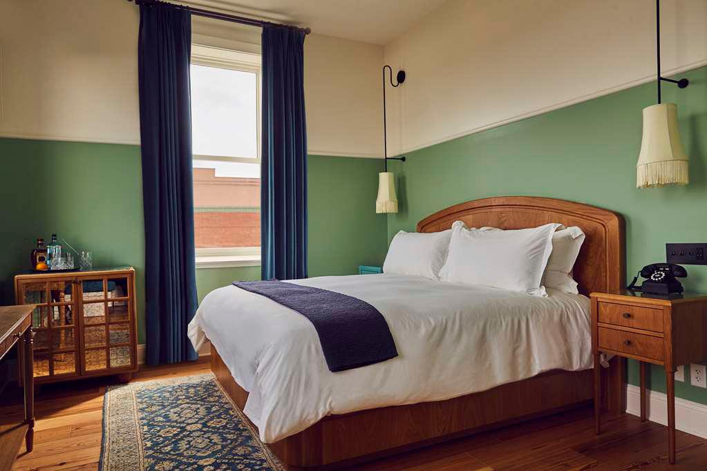 The Drayton Hotel Savannah, Curio Collection by Hilton, dog-friendly hotel, photo 3